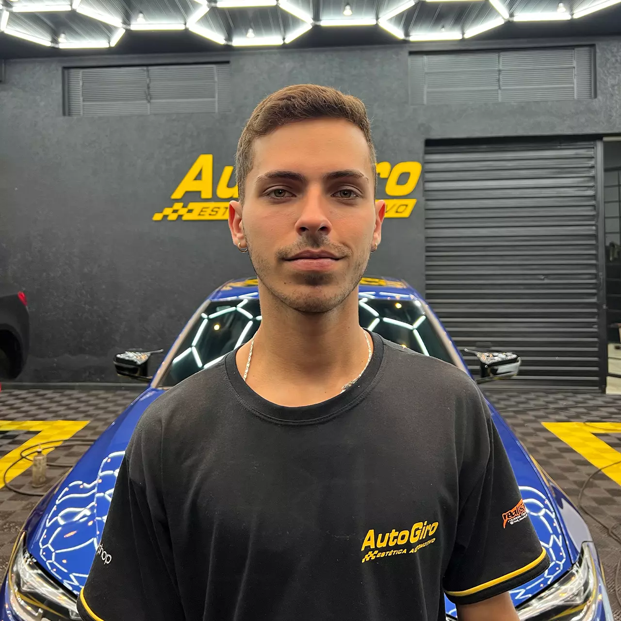 Equipe de profissionais em estética automotiva